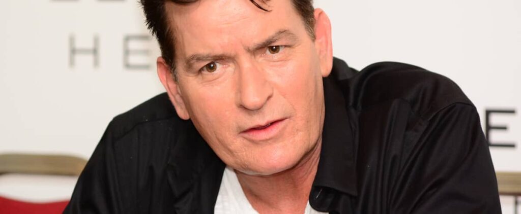 La voisine de Charlie Sheen plaide non coupable d’agression