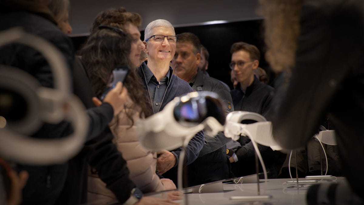 Vision Pro Launch Day at NYC Apple Store (Tim Cook meets fans!) – Video