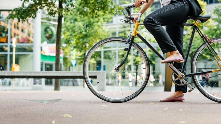 This bicycle light uses AI to keep you safe from bad drivers